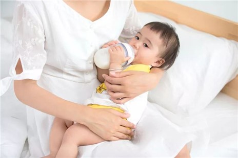 一喝奶粉寶寶就腹瀉，是奶粉有問(wèn)題嗎？