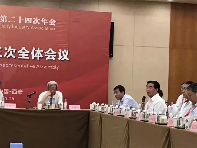 董事長(zhǎng)、歐能達(dá)品牌創(chuàng)始人甘濤先生參加中國(guó)乳協(xié)第六屆理事會(huì)第三次全體會(huì)議